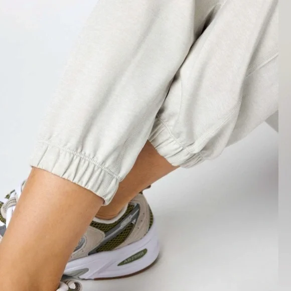 Vuori performance boyfriend jogger in Salt Heather - Picture 3 of 7